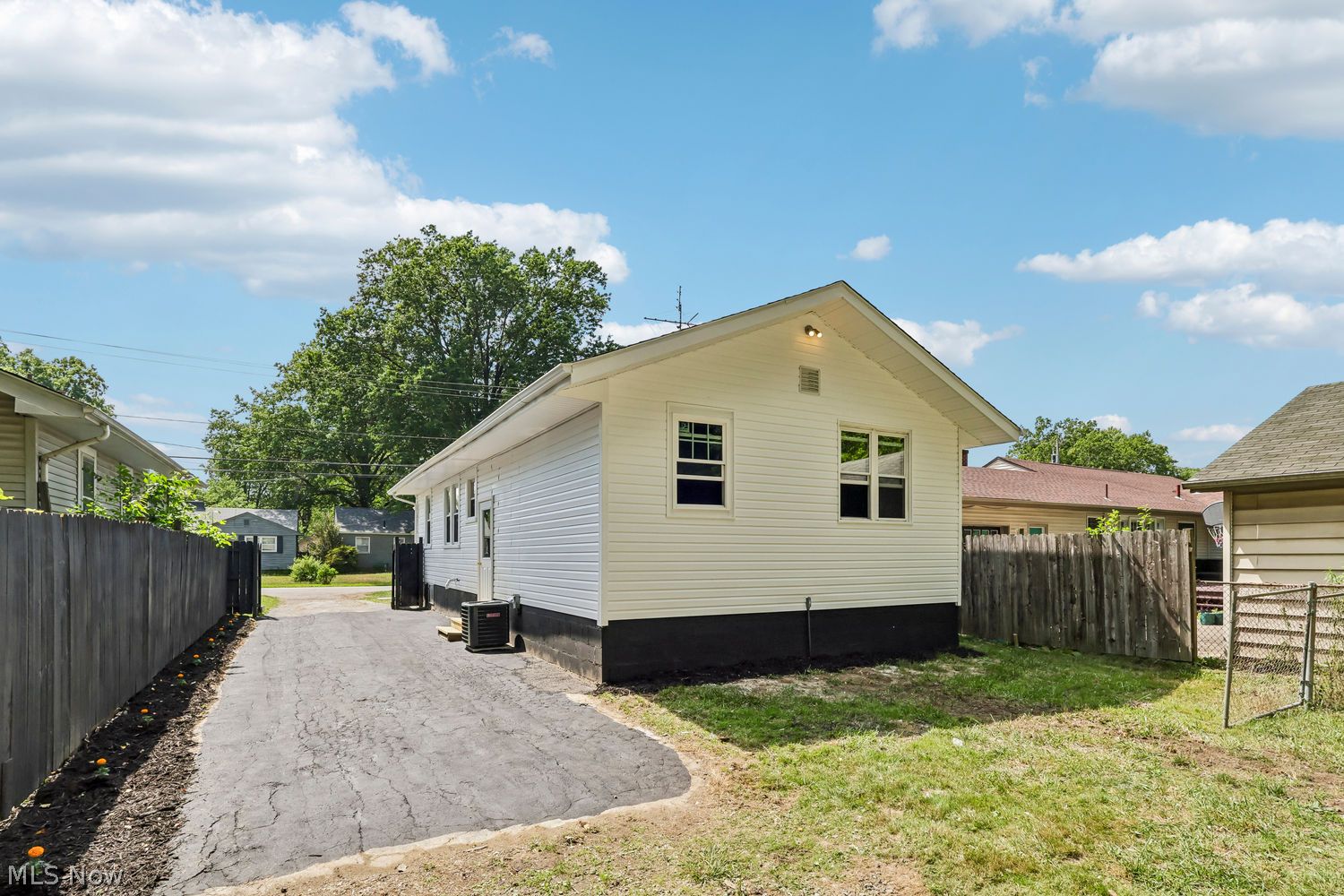1057 Willard Avenue SE Warren OH 44484
