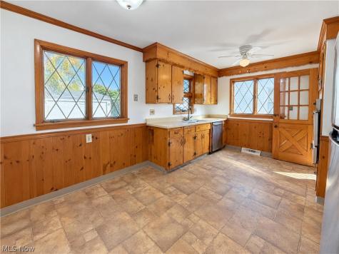 24601 Stephen Avenue Euclid OH 44123