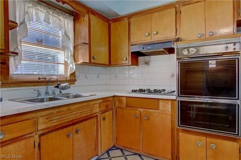 1679 Chelmsford Road Mayfield Heights OH 44124