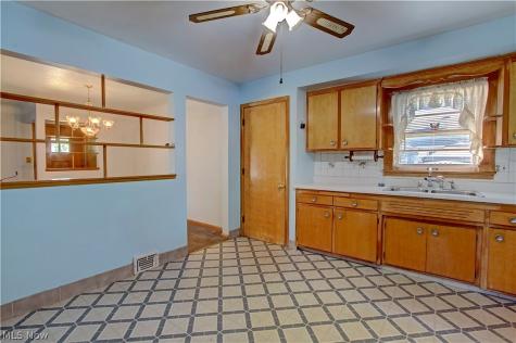 1679 Chelmsford Road Mayfield Heights OH 44124