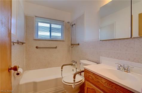 1679 Chelmsford Road Mayfield Heights OH 44124