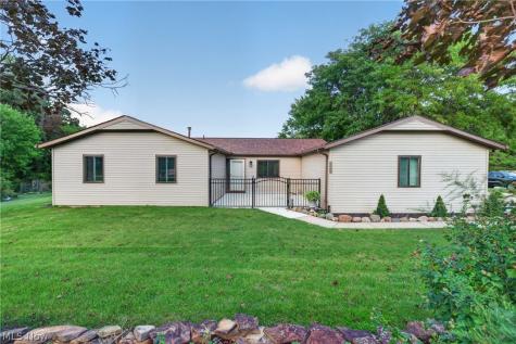 19029 Hunters Pointe Drive Strongsville OH 44136