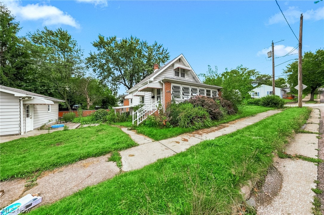 1815 Daniels Avenue Akron OH 44312
