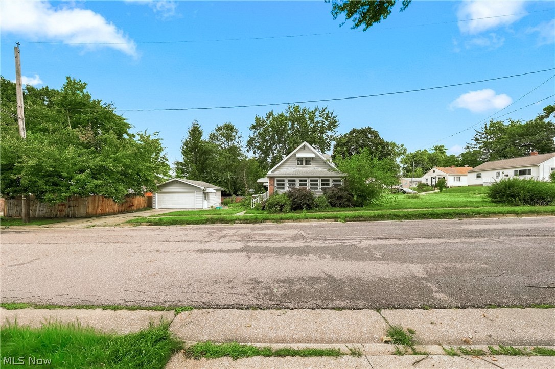1815 Daniels Avenue Akron OH 44312
