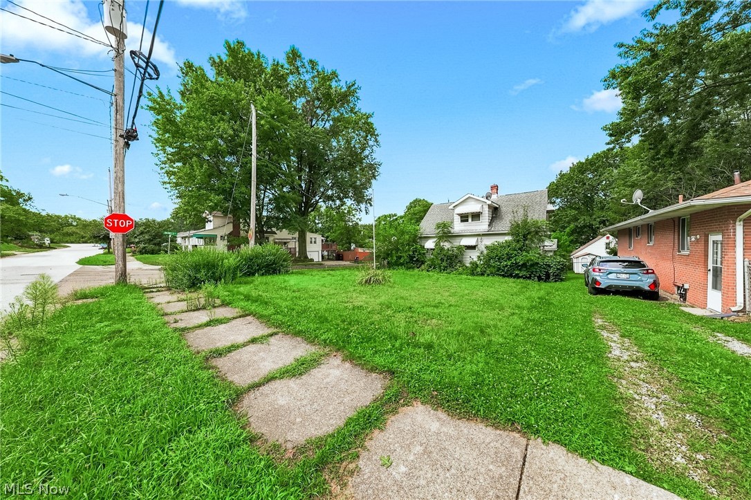 1815 Daniels Avenue Akron OH 44312