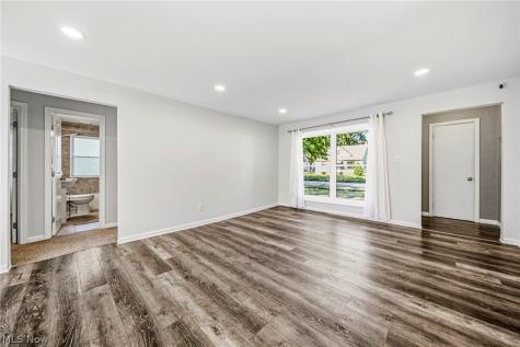 913 Glenside Road South Euclid OH 44121