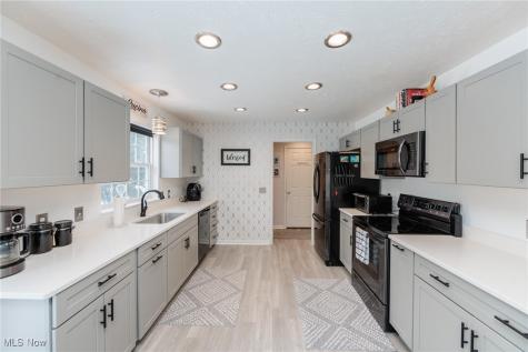 160 Stonepointe Drive Berea OH 44017