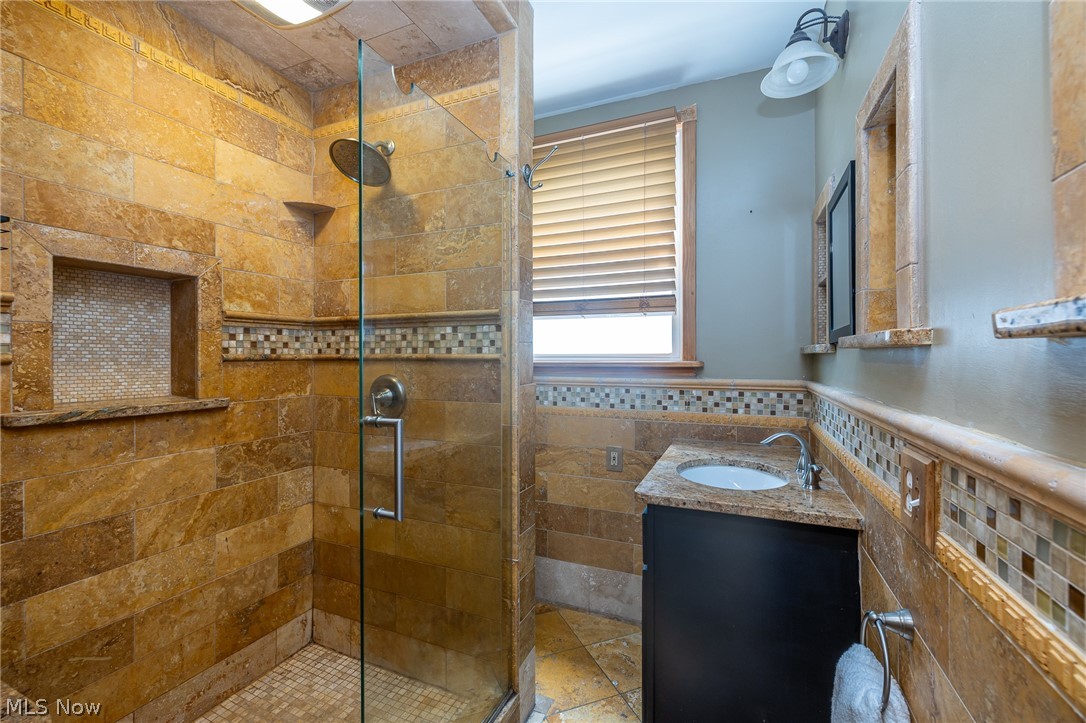 2030 W 100th Street Lakewood OH 44102