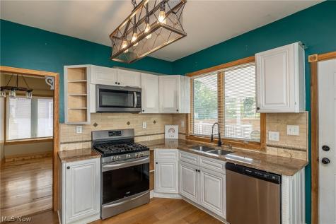 2030 W 100th Street Lakewood OH 44102