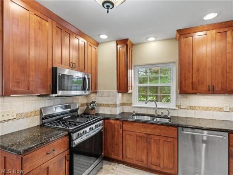 6209 Columbus Road NE Louisville OH 44641