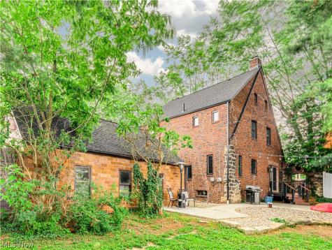6209 Columbus Road NE Louisville OH 44641
