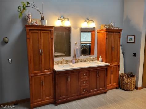1882 Meadow Drive Hinckley OH 44233