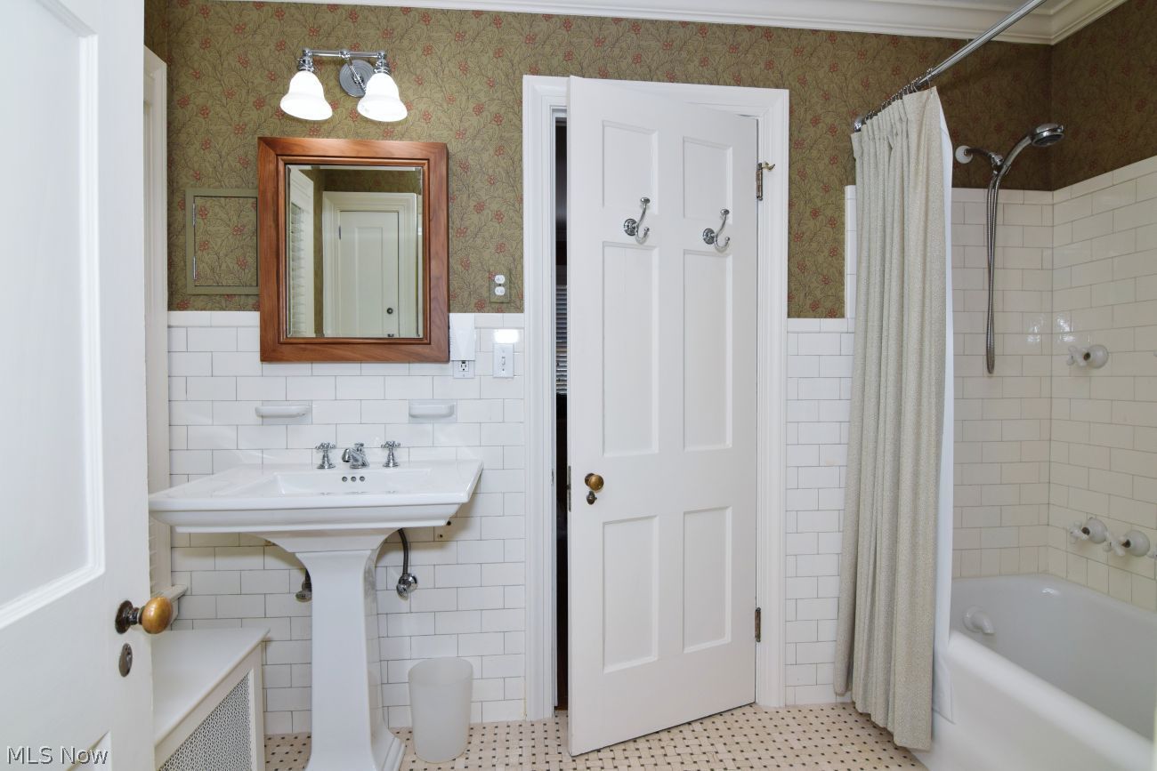 2742 Belvoir Boulevard Shaker Heights OH 44122