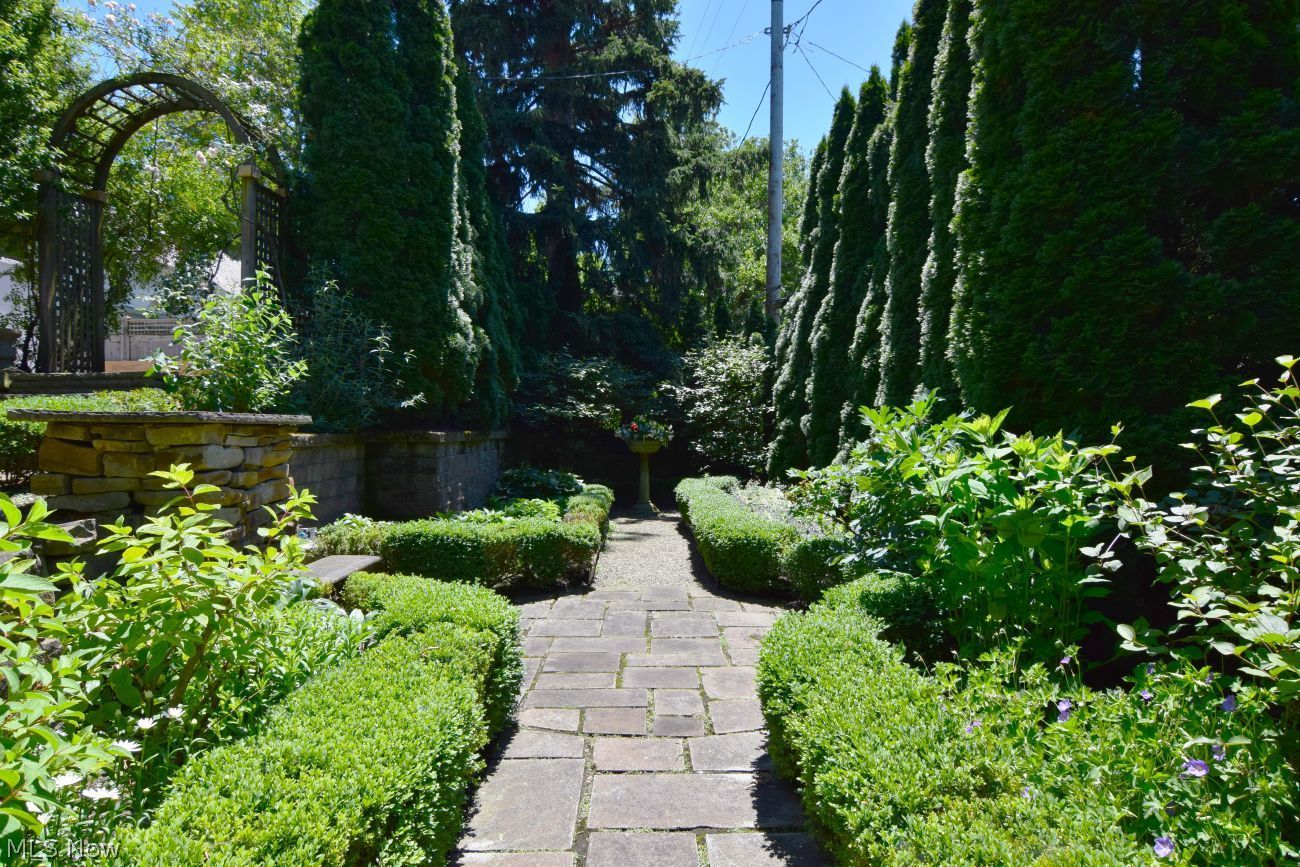 2742 Belvoir Boulevard Shaker Heights OH 44122