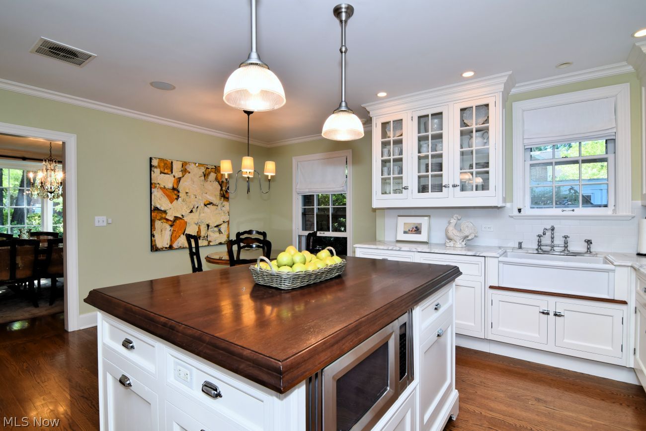 2742 Belvoir Boulevard Shaker Heights OH 44122