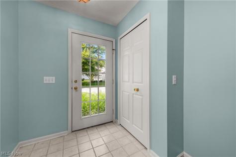 9097 Fern Cove E Olmsted Falls OH 44138