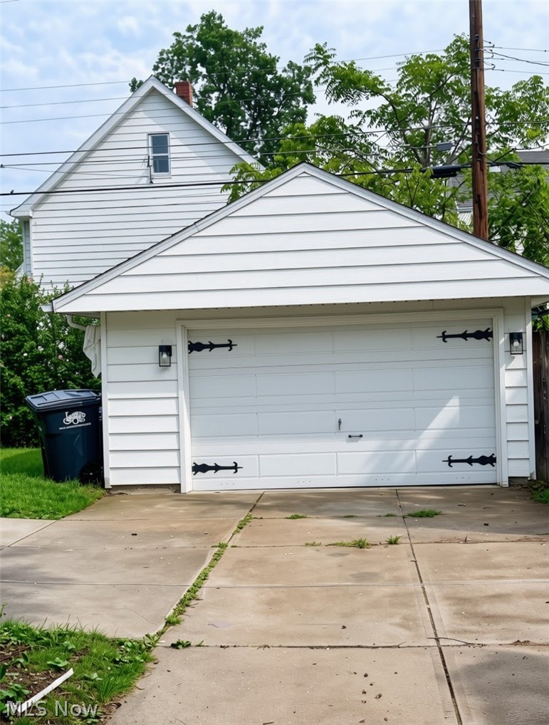 1568 Blossom Park Avenue Lakewood OH 44017