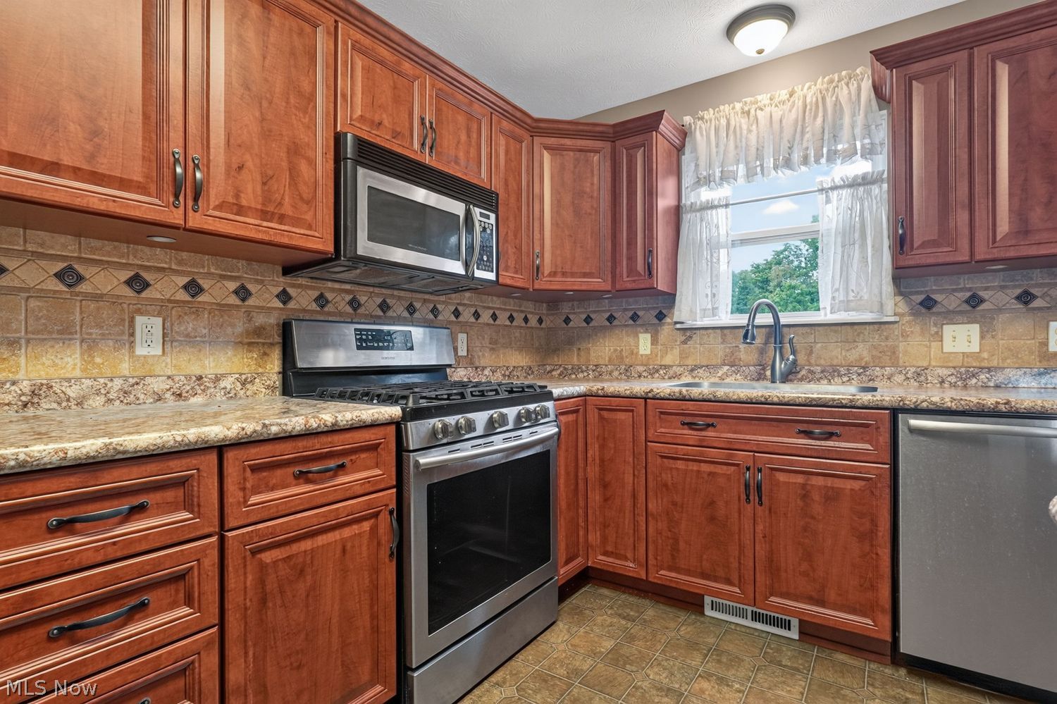 202 Fox Pointe Drive Chardon OH 44024