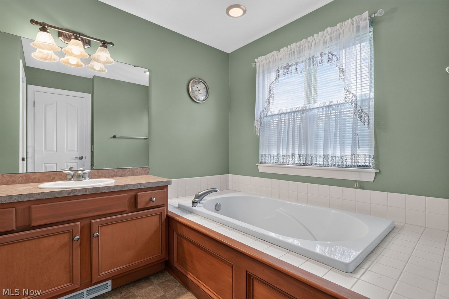 202 Fox Pointe Drive Chardon OH 44024