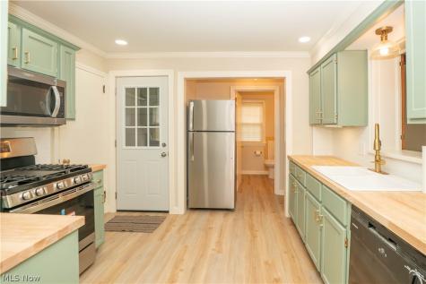 1032 Roosevelt Street NE Massillon OH 44646