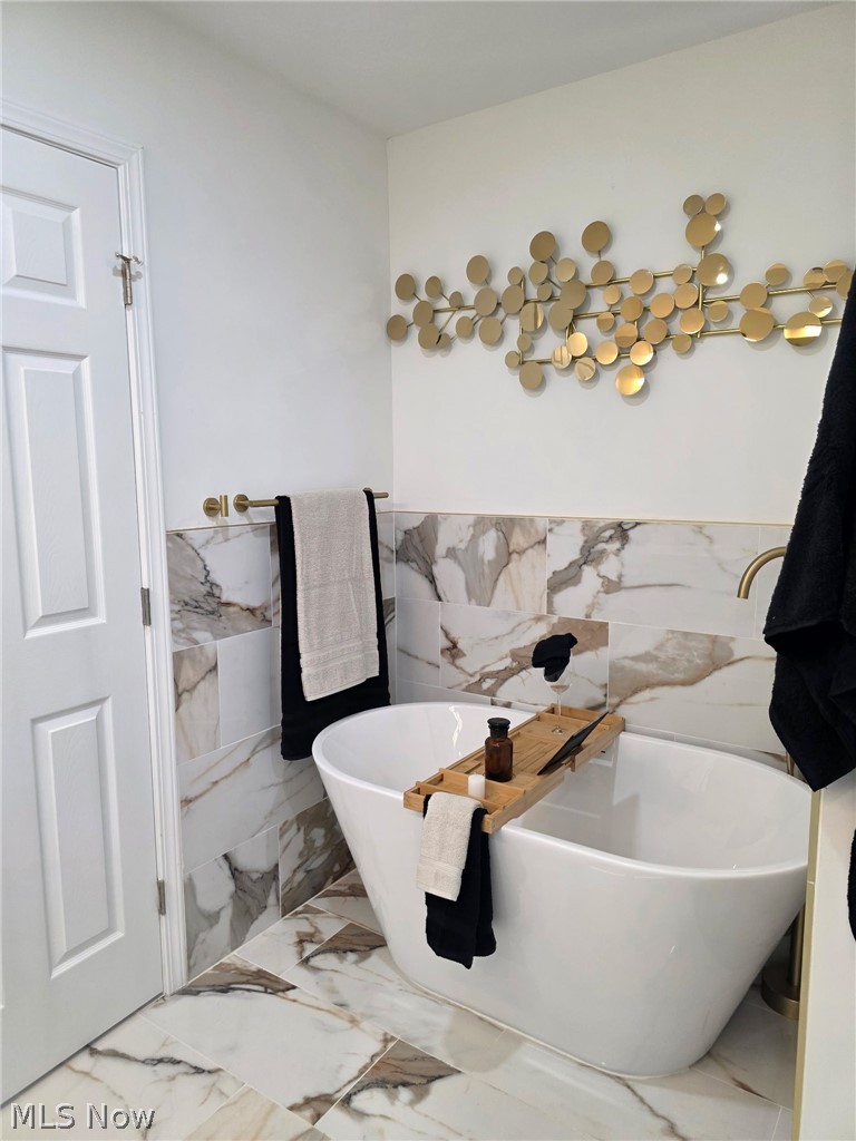 7602 Hickory Oakwood Village OH 44146