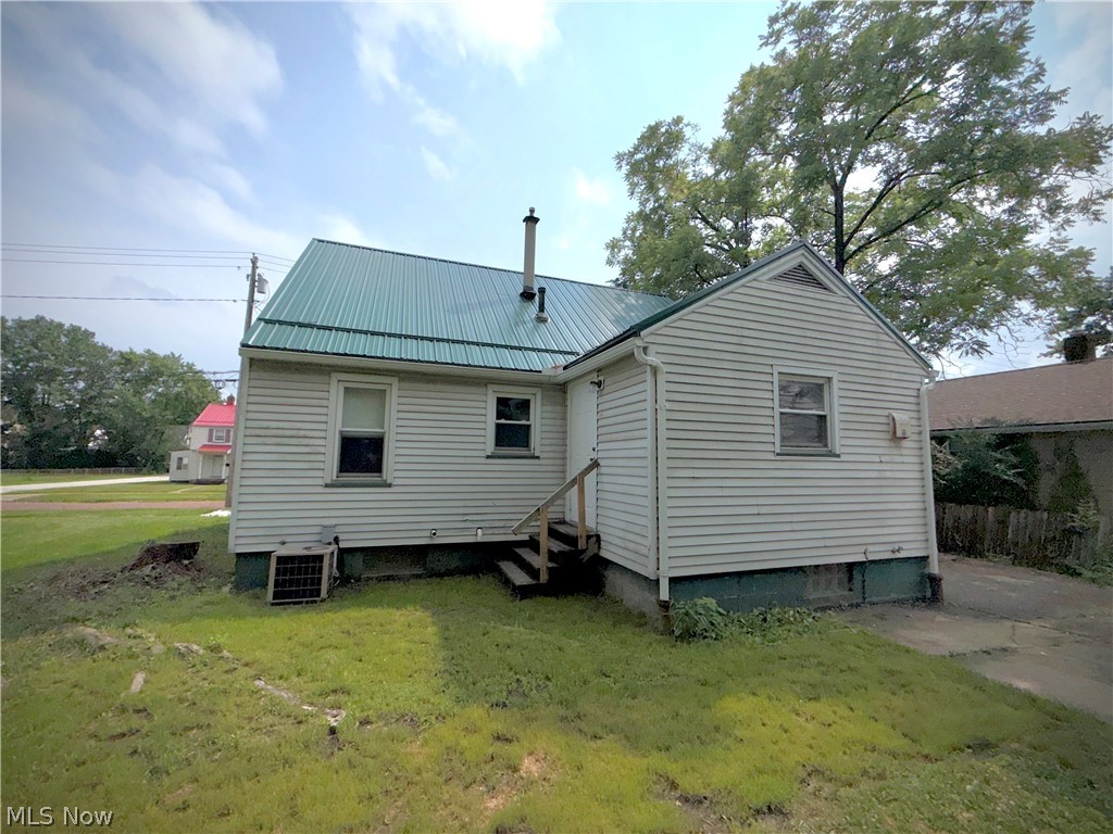 1049 Mckinley Street NE Warren OH 44483