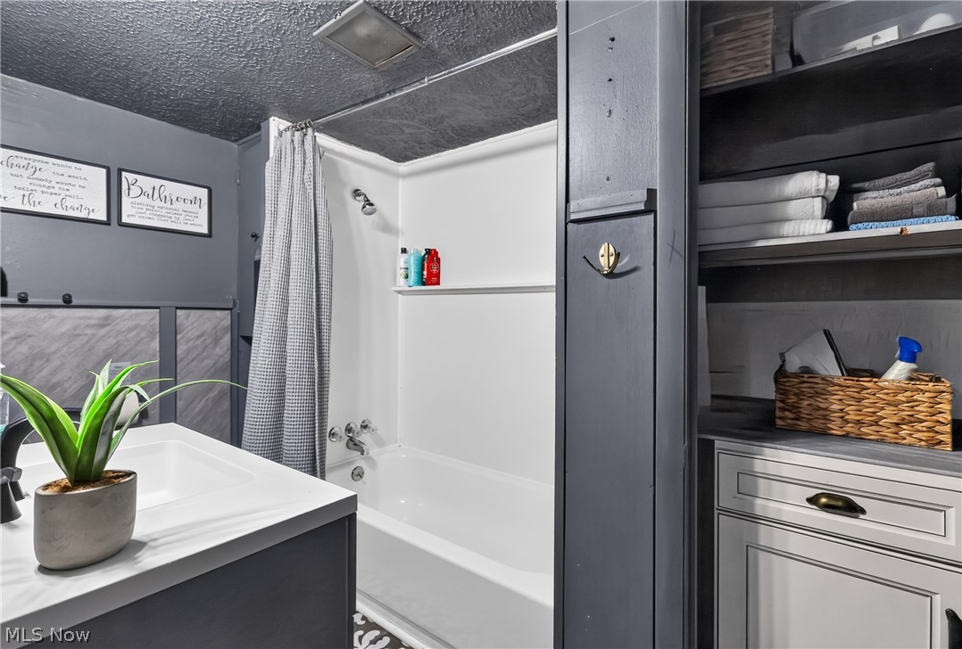 1529 Longfellow Court NE Warren OH 44483
