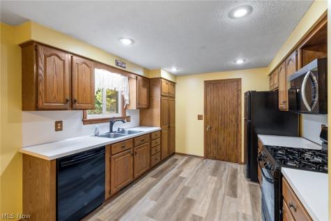 3681 Mariwood Avenue NW Massillon OH 44646