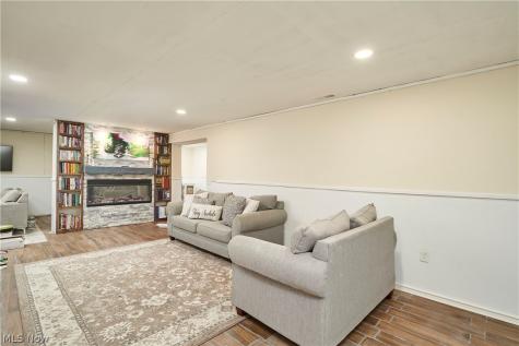 180 Nottingham Way Wadsworth OH 44281