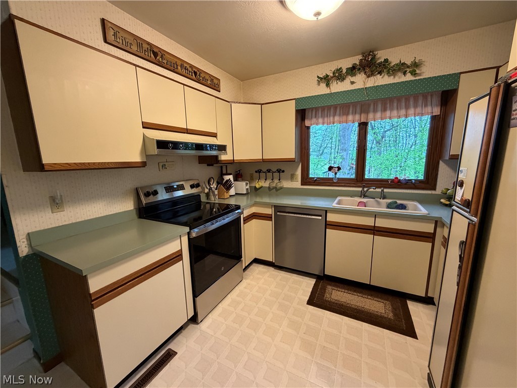 2359 Oak Tree Drive NW Dover OH 44622
