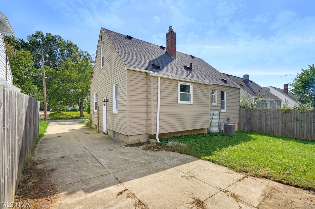 1696 Oakwood Avenue Akron OH 44301
