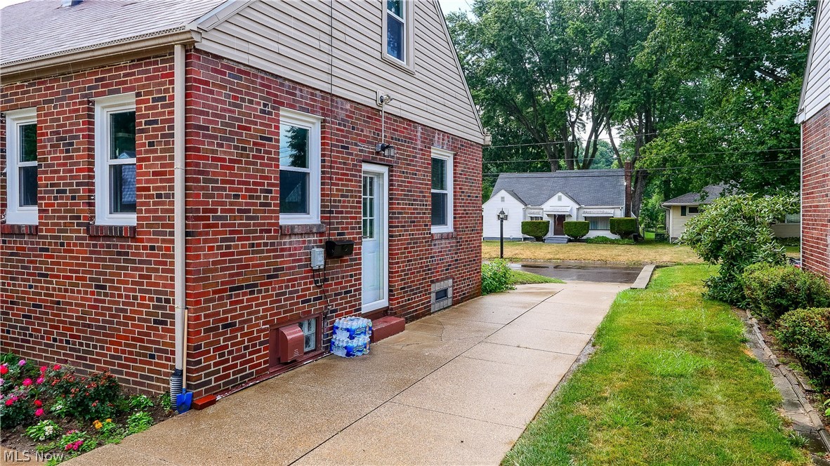 61 Hawk Avenue Akron OH 44312