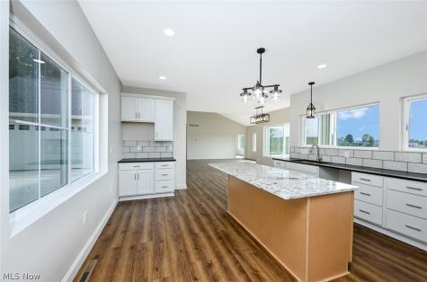 15 Huron Trail Malvern OH 44644