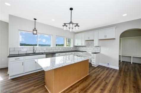 15 Huron Trail Malvern OH 44644