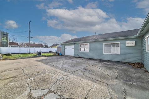 2208 Willowrow Avenue NE Canton OH 44705