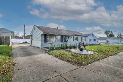 2208 Willowrow Avenue NE Canton OH 44705