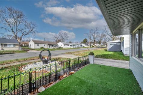 2208 Willowrow Avenue NE Canton OH 44705