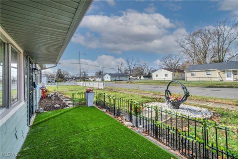 2208 Willowrow Avenue NE Canton OH 44705