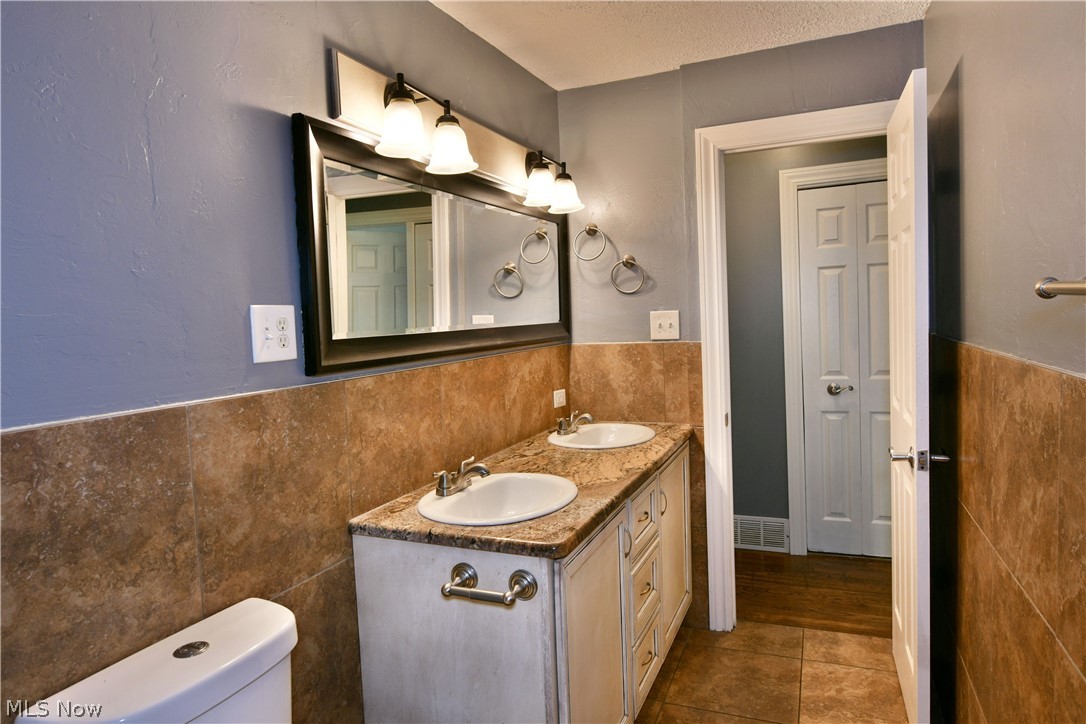 8143 Venice Heights Drive NE Warren OH 44484