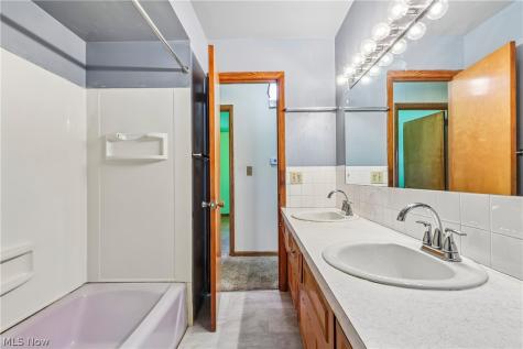 2758 Shellhart Road Norton OH 44203