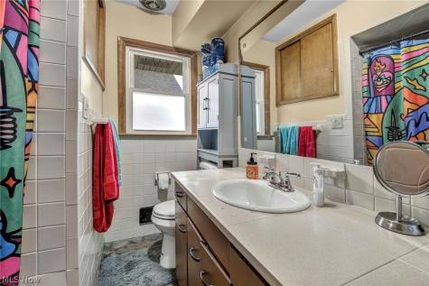 33 Devonshire Drive Akron OH 44312