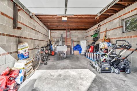 33 Devonshire Drive Akron OH 44312