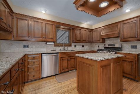 1431 Springhaven Circle NE Massillon OH 44646