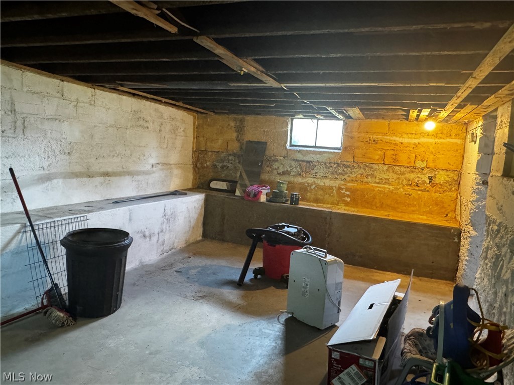 976 N Main Street Killbuck OH 44637