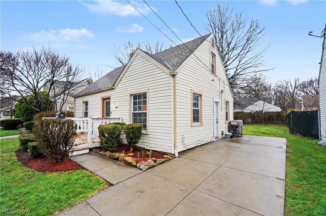 834 Sarcee Avenue Akron OH 44305