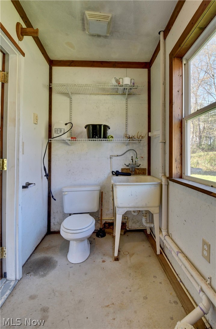 9034 State Route 39 NE Sherrodsville OH 44675