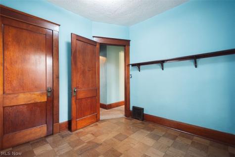 33 N Hartford Avenue Youngstown OH 44509