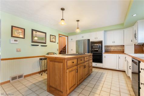 2561 Fallview Street NW Uniontown OH 44685