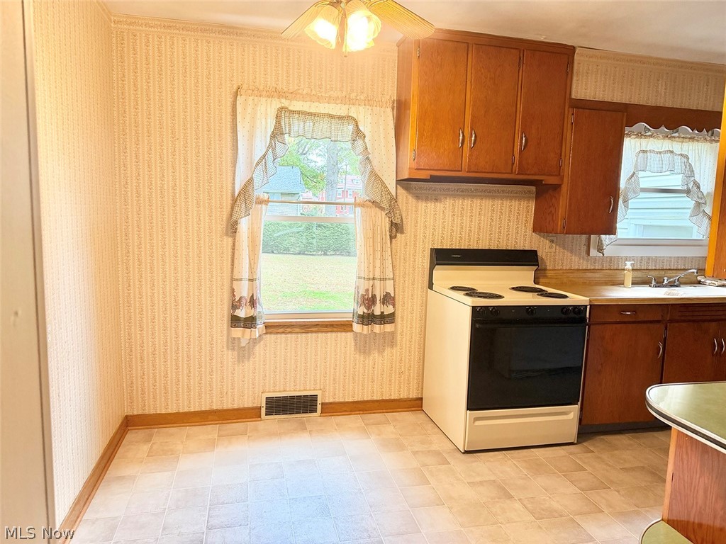 139 S Moravian Avenue Gnadenhutten OH 44629