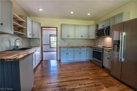 1807 Smith Kramer Street NE Hartville OH 44632
